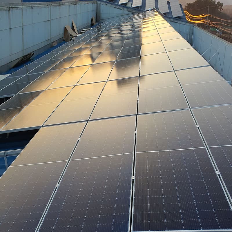 Installatievoorbeeld van zonnepanelen op een Koreaans dak