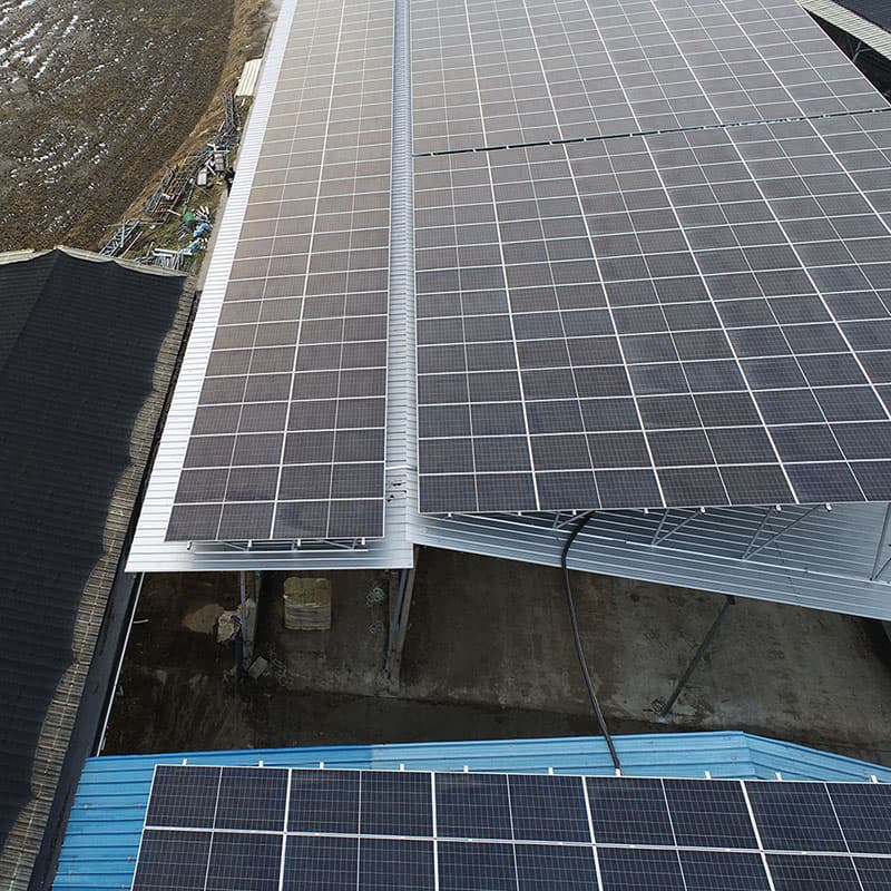 Een voorbeeld van een Koreaanse installatie van zonnepanelen op een dak.